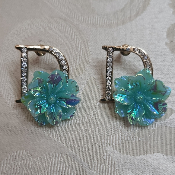 VINTAGE 90’S RHINESTONE LETTER D EARRINGS WITH IRIDESCENT FLORAL DESIGN PIERCED - Picture 8 of 9